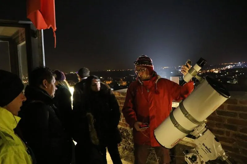 Stefano con telescopio e pubblico durante una osservazione in notturna